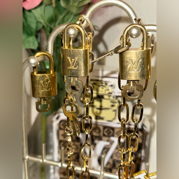Louis Vuitton lock and key with unbranded gold chain double wrapped, original - Picture 12 of 14